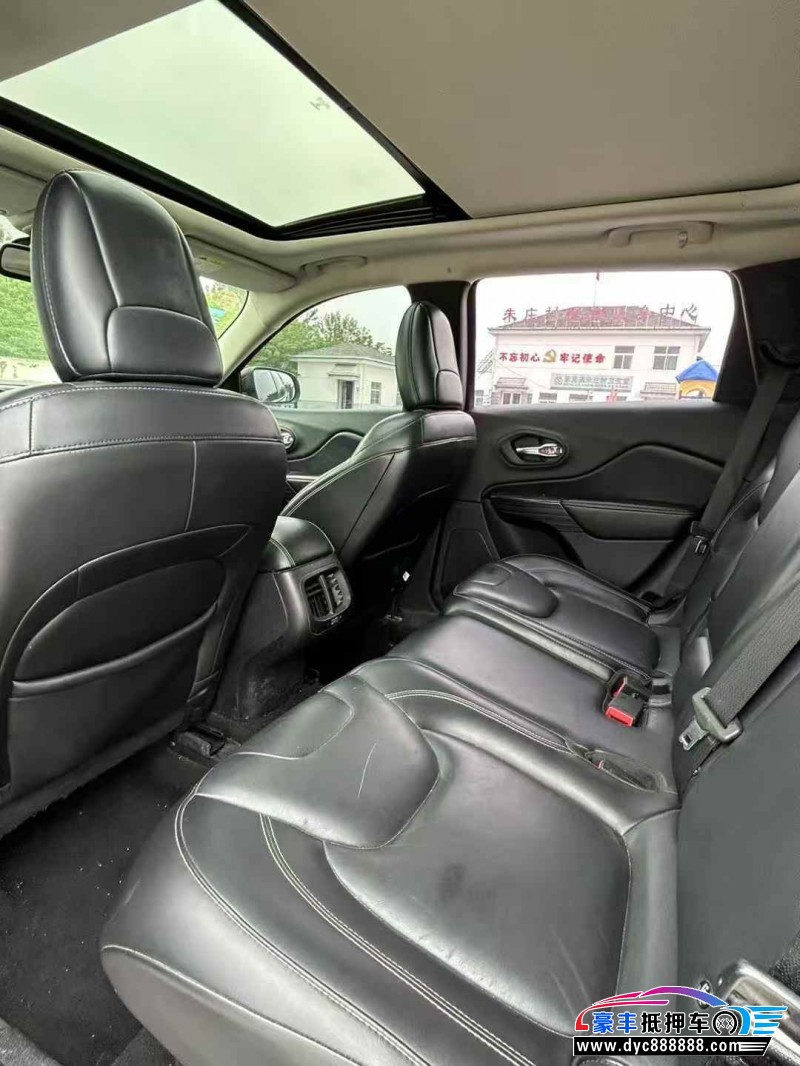 16年Jeep自由光轿车抵押车出售