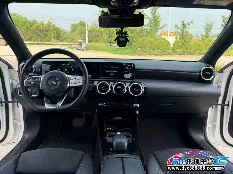 19年奔驰A轿车抵押车出售