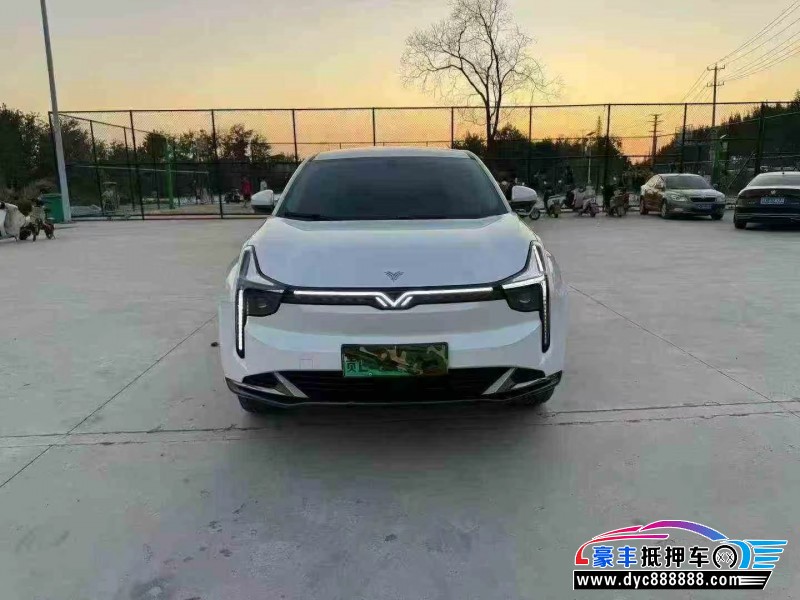 抵押车出售23年哪吒U轿车