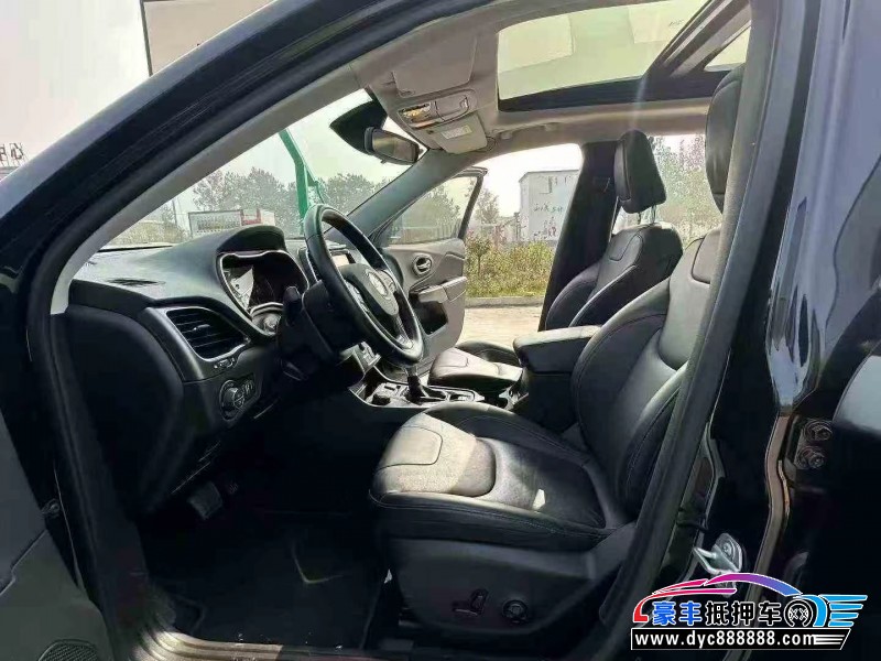 21年Jeep自由光轿车抵押车出售