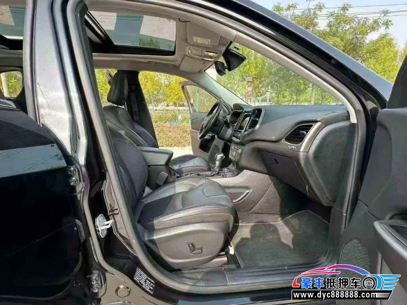 21年Jeep自由光轿车抵押车出售