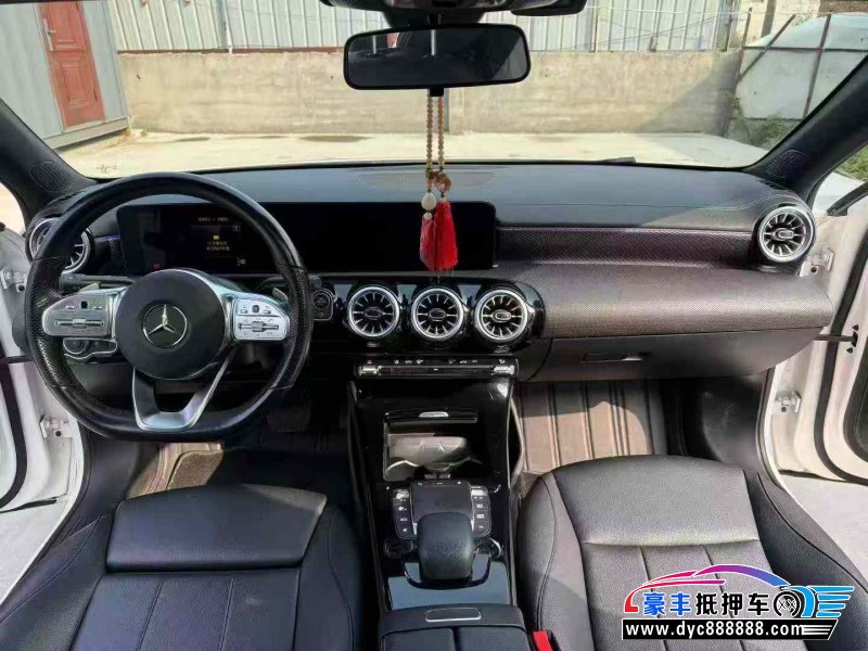 22年奔驰A轿车抵押车出售