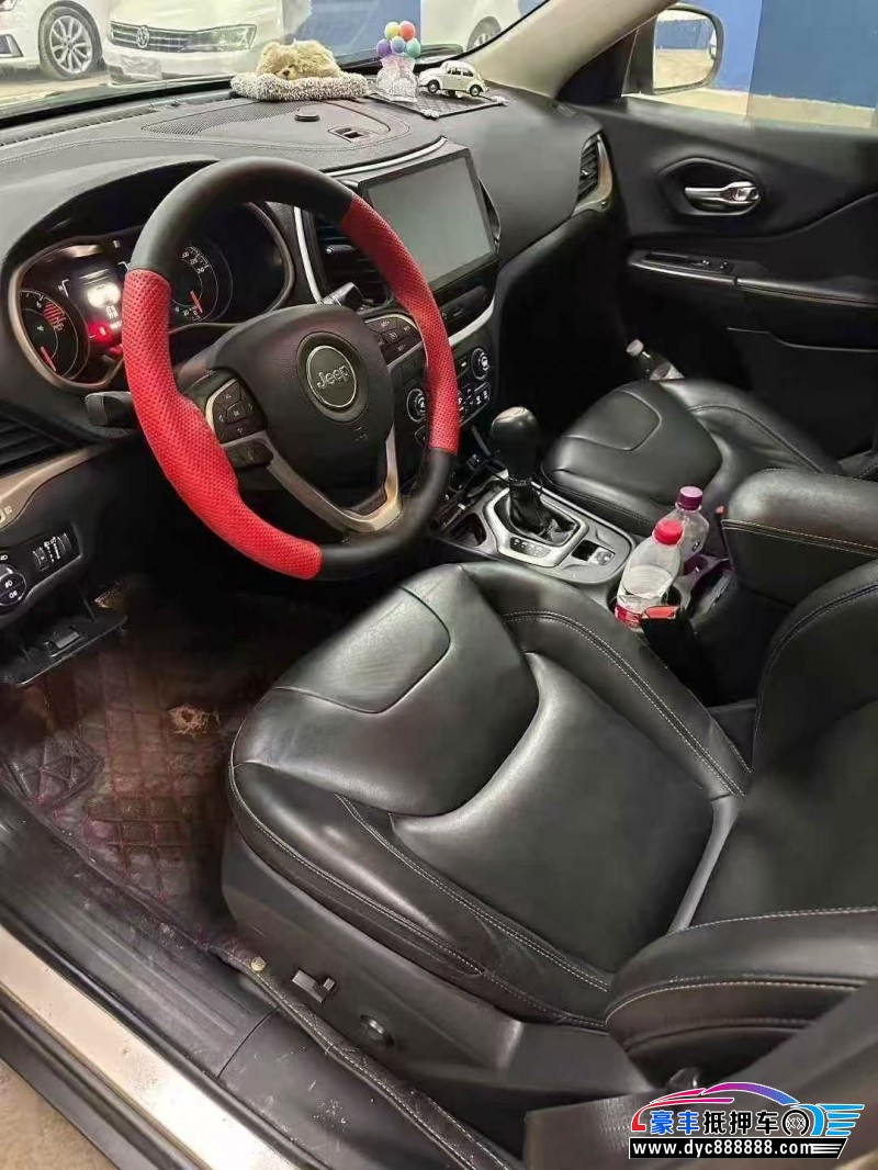 16年Jeep自由光轿车抵押车出售