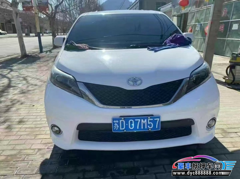 抵押车出售16年丰田塞纳轿车