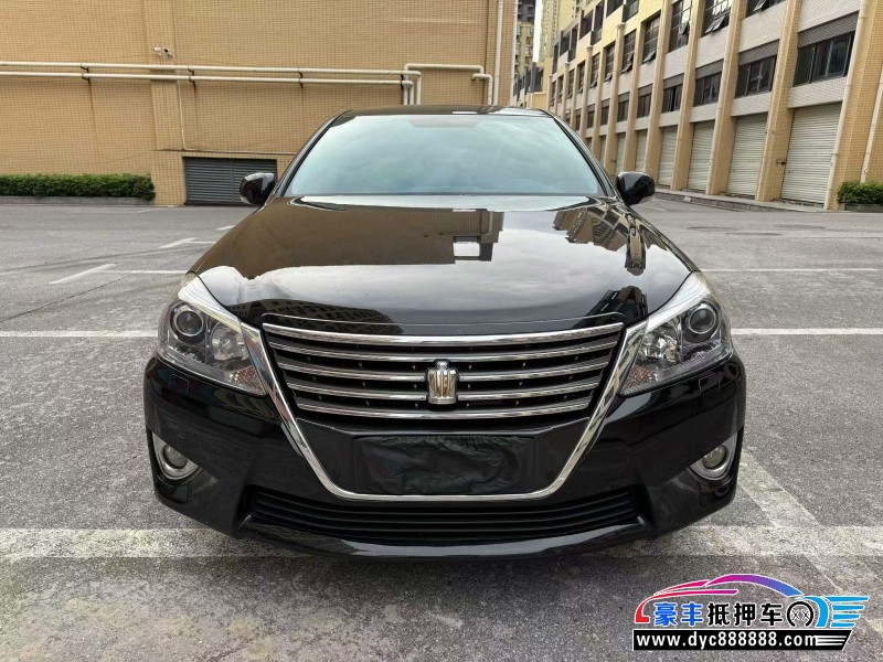 14年丰田皇冠轿车