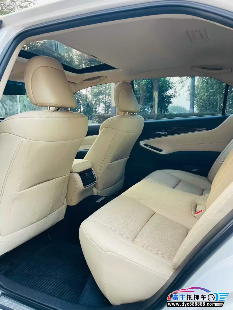 18年丰田皇冠轿车抵押车出售