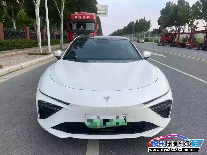 抵押车出售24年哪吒S轿车