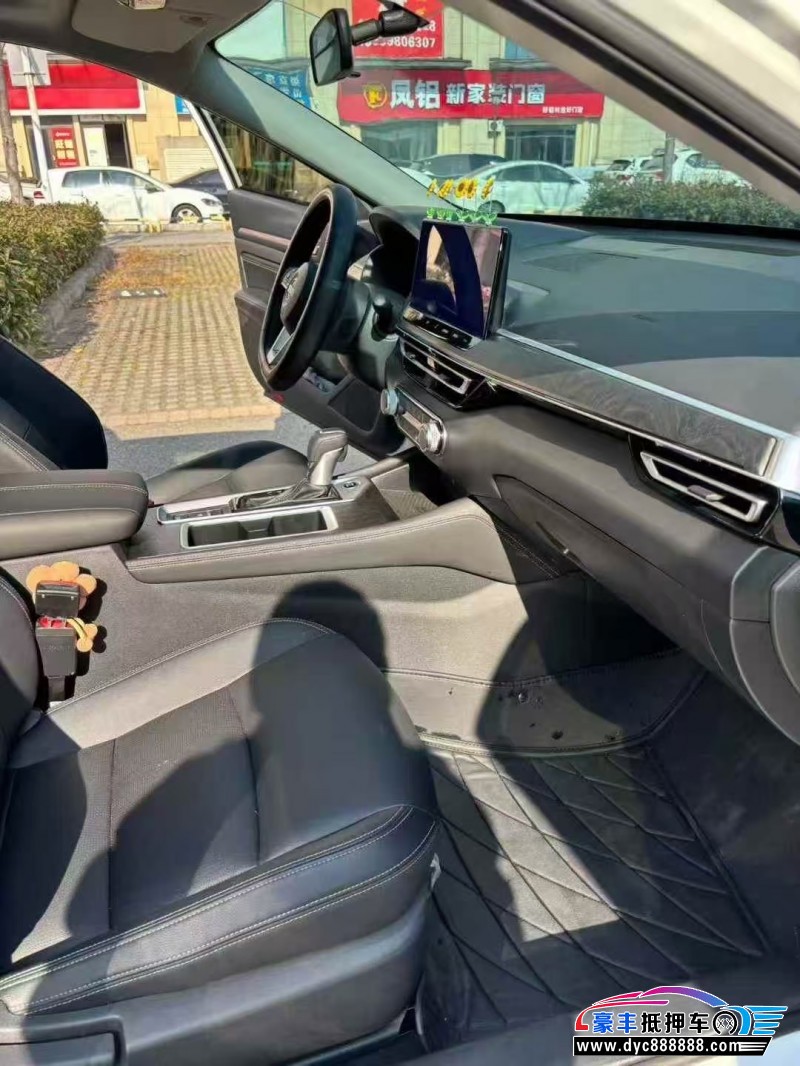 25年日产天籁轿车抵押车出售