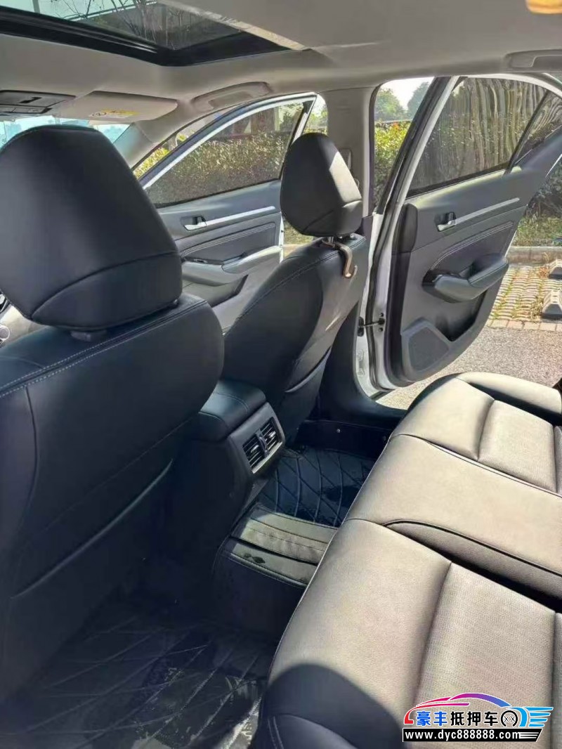 25年日产天籁轿车抵押车出售