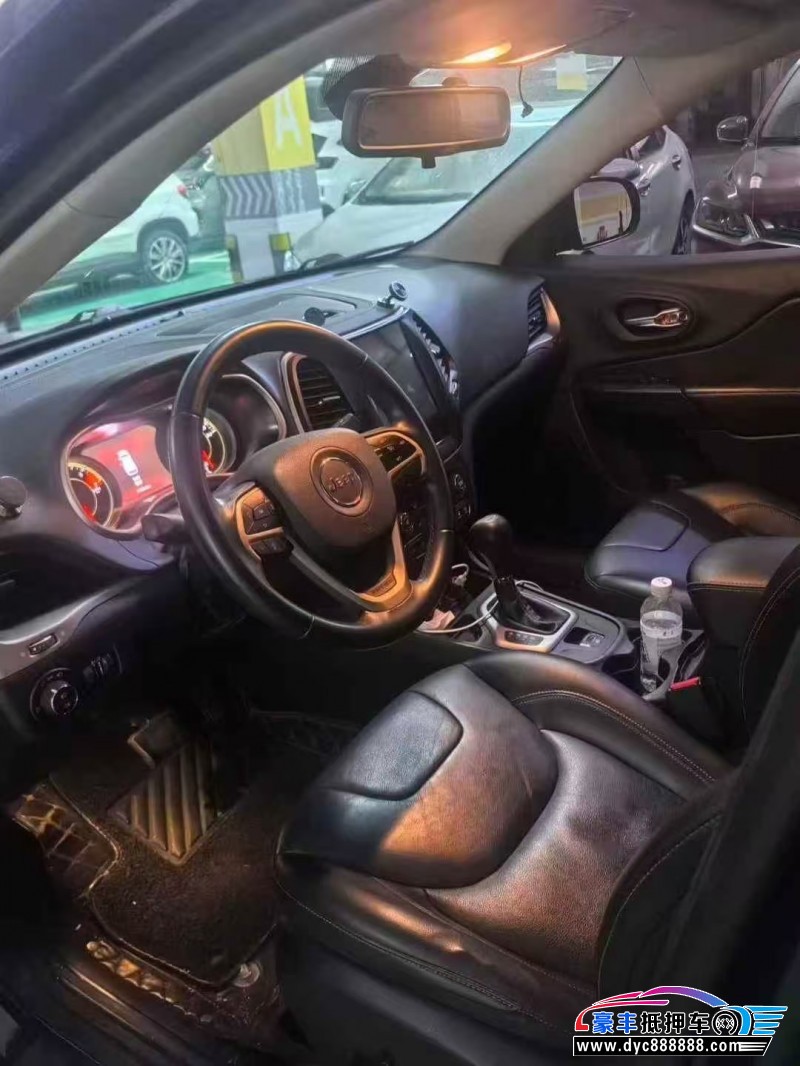 18年Jeep自由光轿车抵押车出售