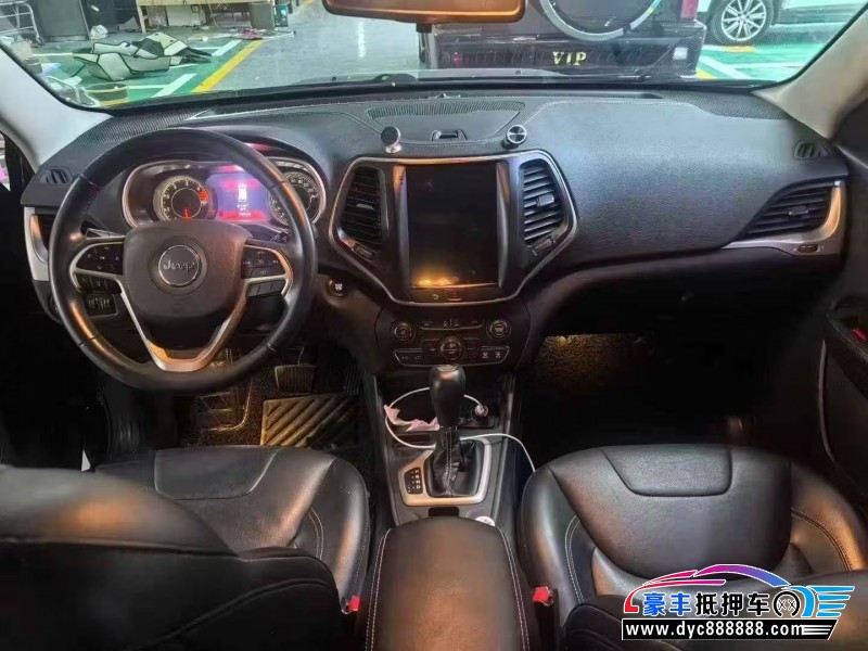 18年Jeep自由光轿车抵押车出售