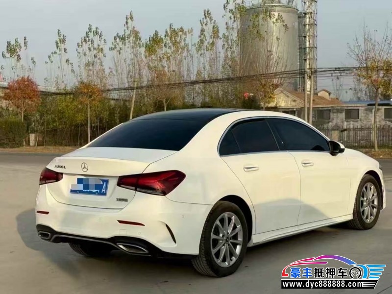 19年奔驰A轿车抵押车出售