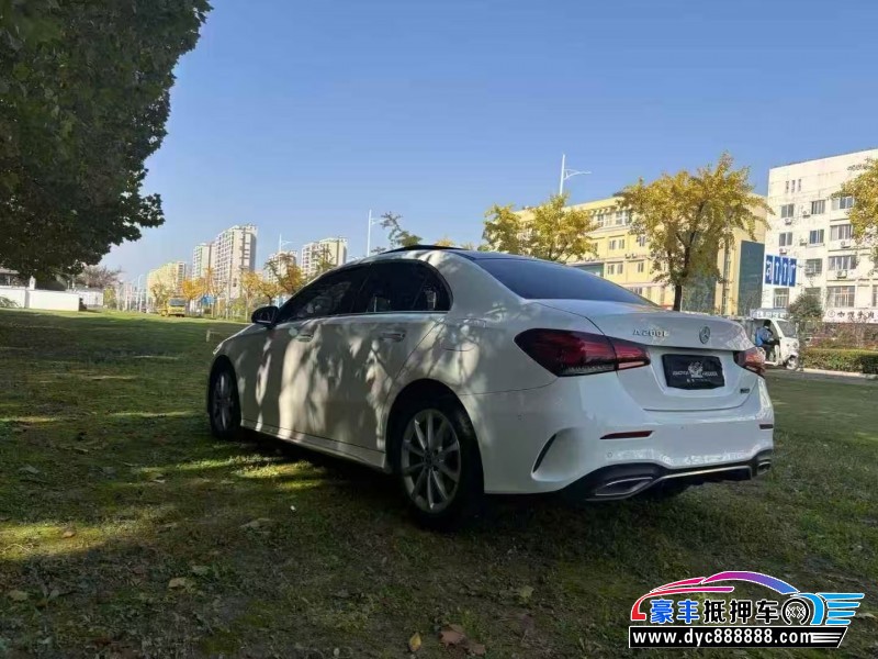 21年奔驰A轿车抵押车出售