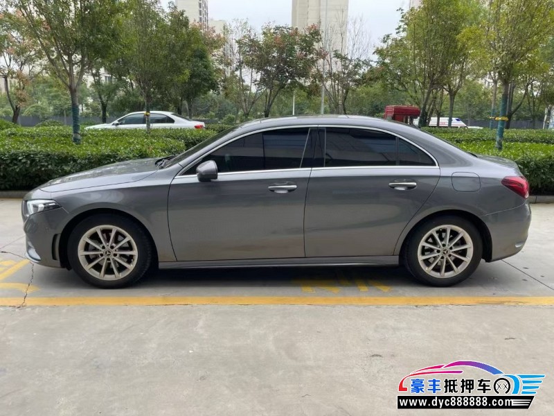 21年奔驰A轿车抵押车出售