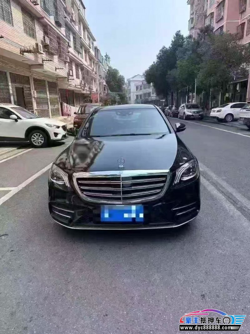 17年奔驰S轿车