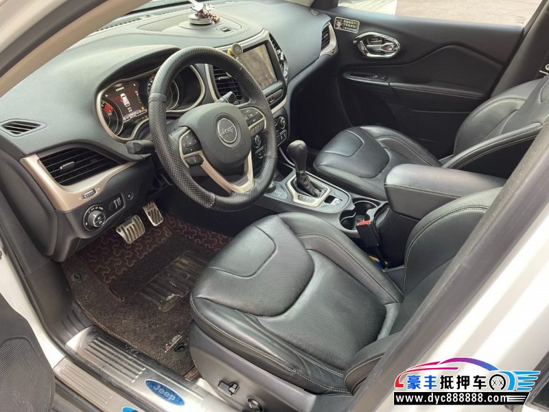 18年Jeep自由光轿车抵押车出售