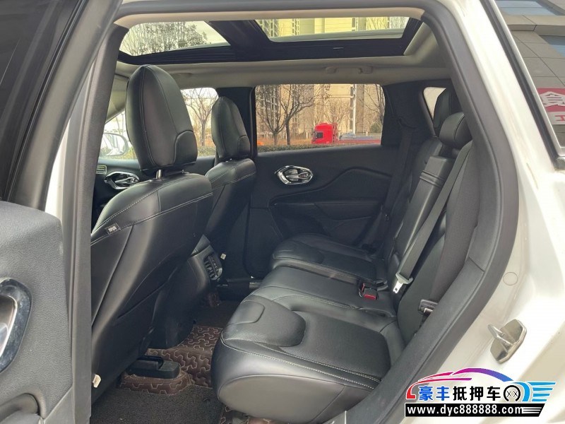 18年Jeep自由光轿车抵押车出售