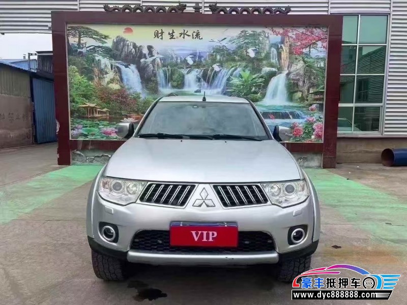 12年三菱帕杰罗轿车