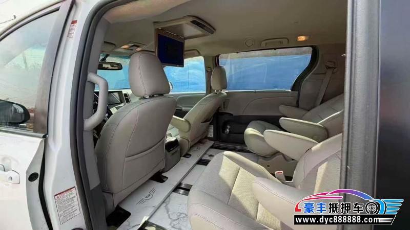 17年丰田塞纳轿车抵押车出售