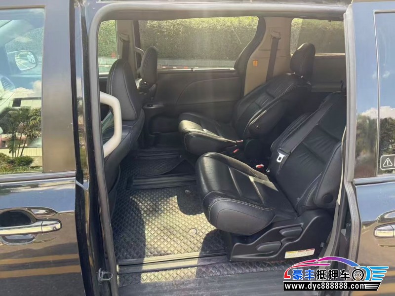 17年丰田塞纳轿车抵押车出售