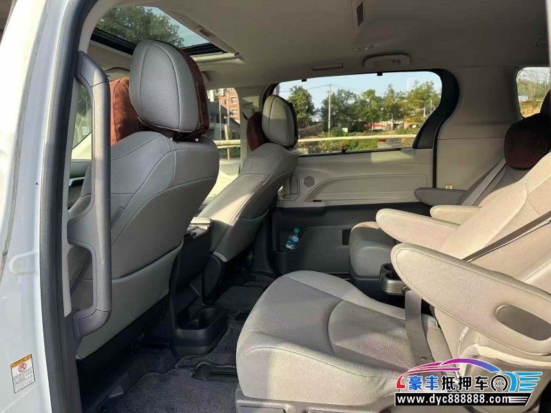 22年丰田塞纳轿车抵押车出售