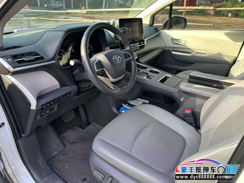 22年丰田塞纳轿车抵押车出售