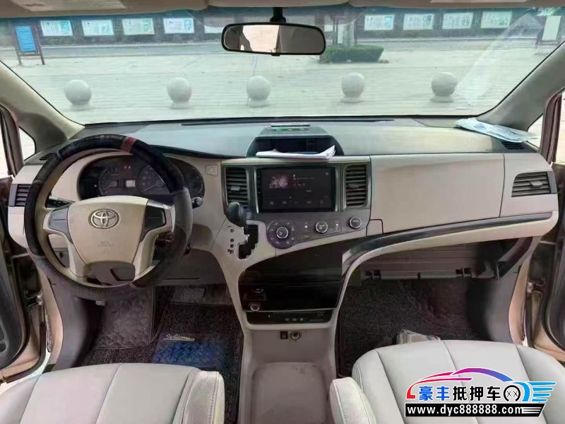 12年丰田塞纳轿车抵押车出售