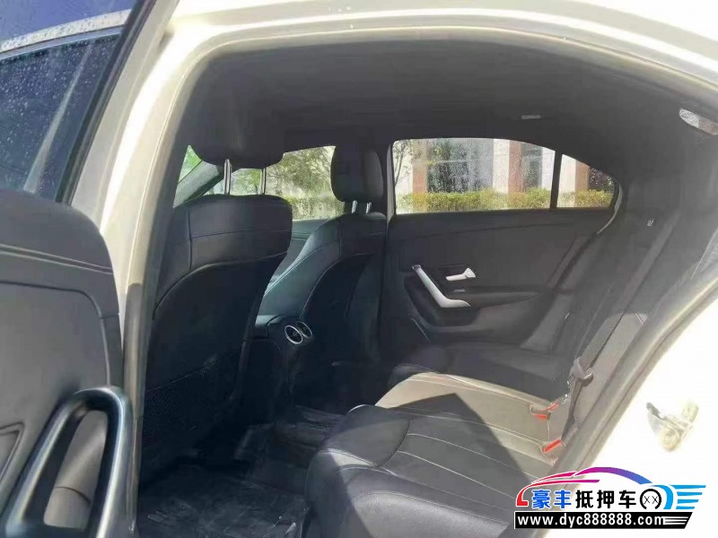 21年奔驰A轿车抵押车出售