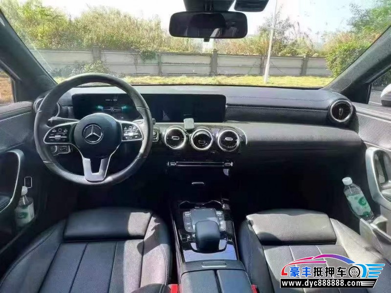 21年奔驰A轿车抵押车出售