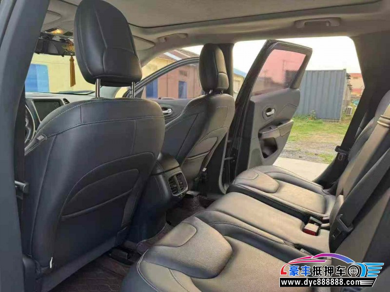 17年Jeep自由光轿车抵押车出售