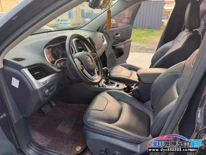 17年Jeep自由光轿车抵押车出售