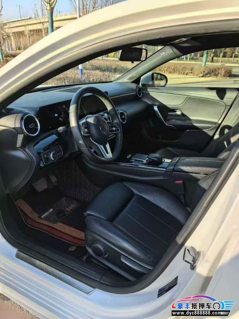 22年奔驰A轿车抵押车出售