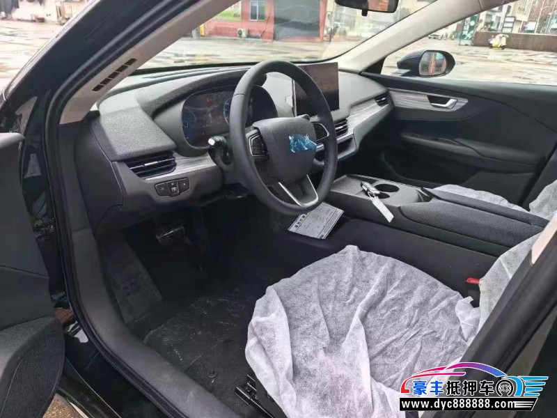 25年红旗EQM5轿车抵押车出售