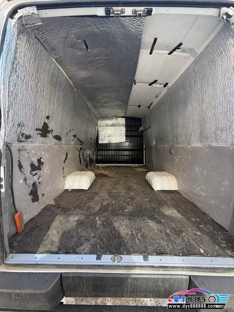 25年依维柯得意轿车抵押车出售