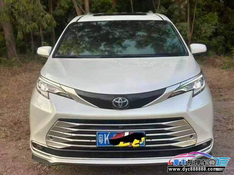 抵押车出售23年丰田塞纳轿车