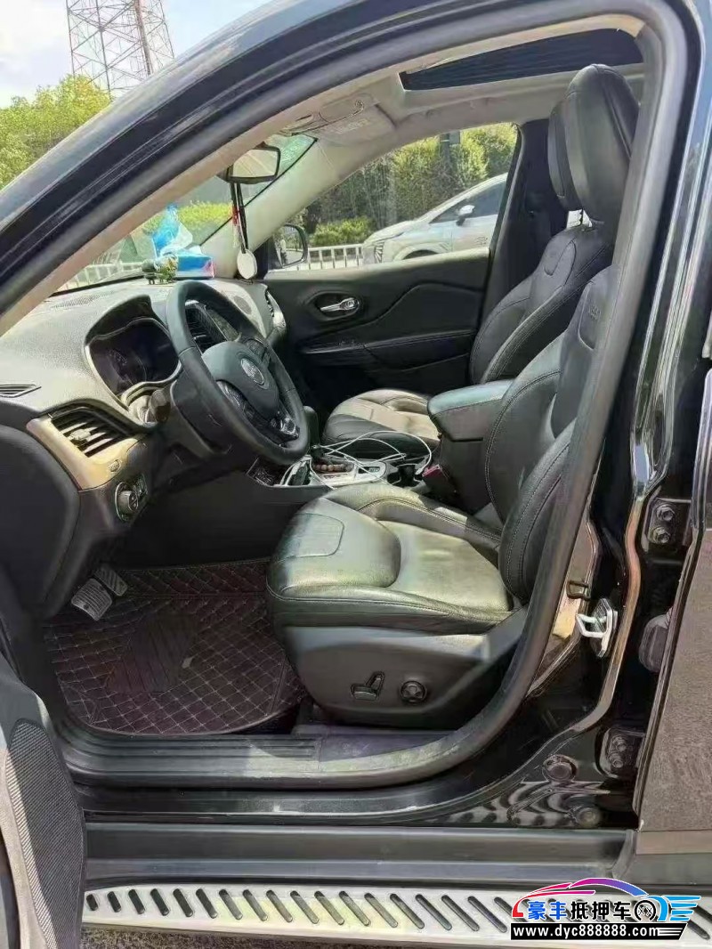 17年Jeep自由光轿车抵押车出售