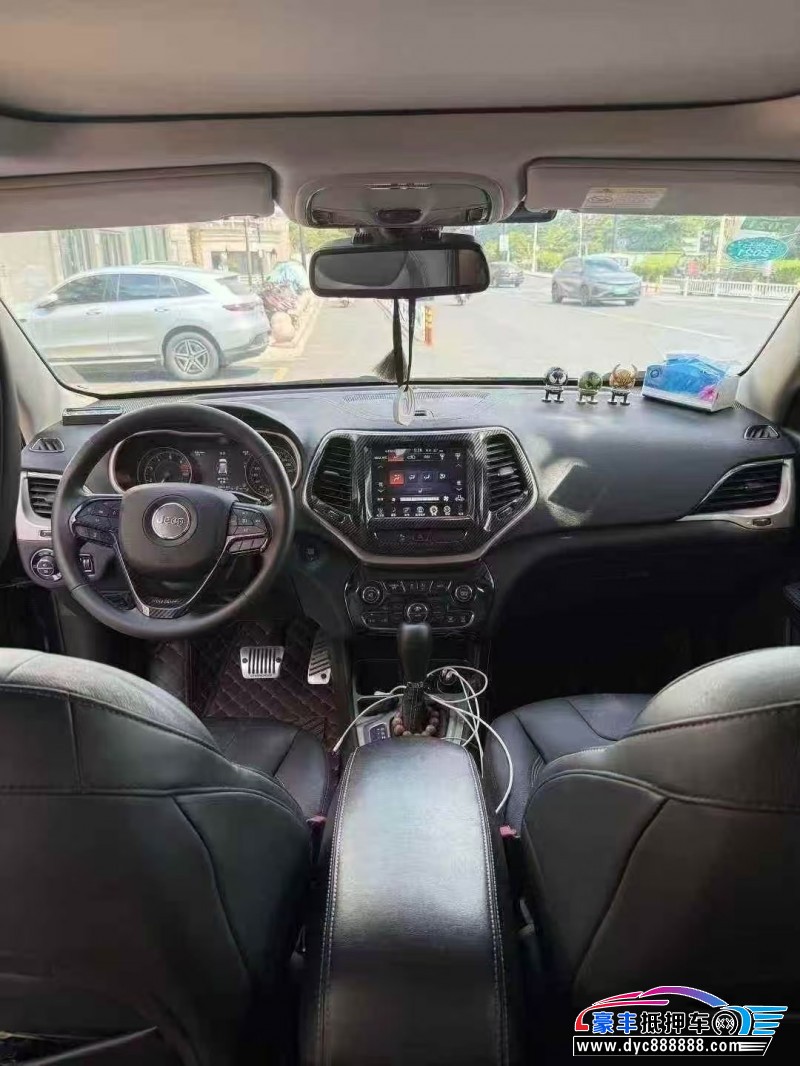 17年Jeep自由光轿车抵押车出售