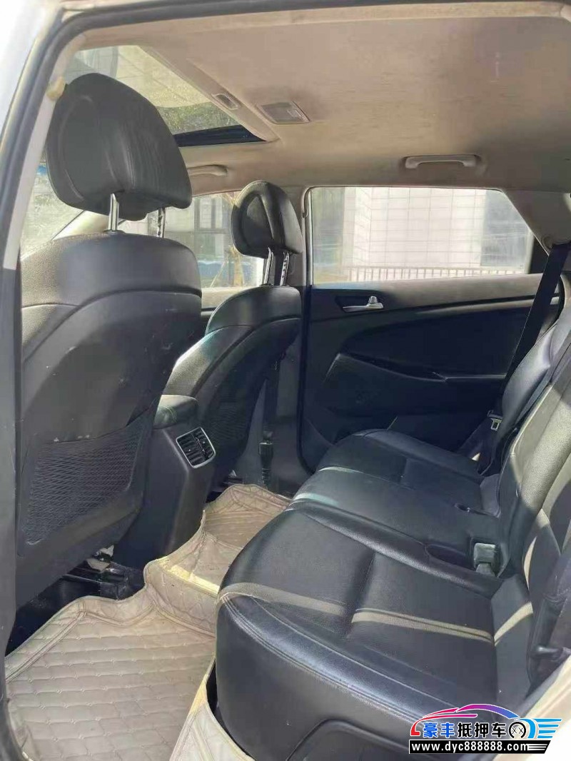 17年现代途胜轿车抵押车出售