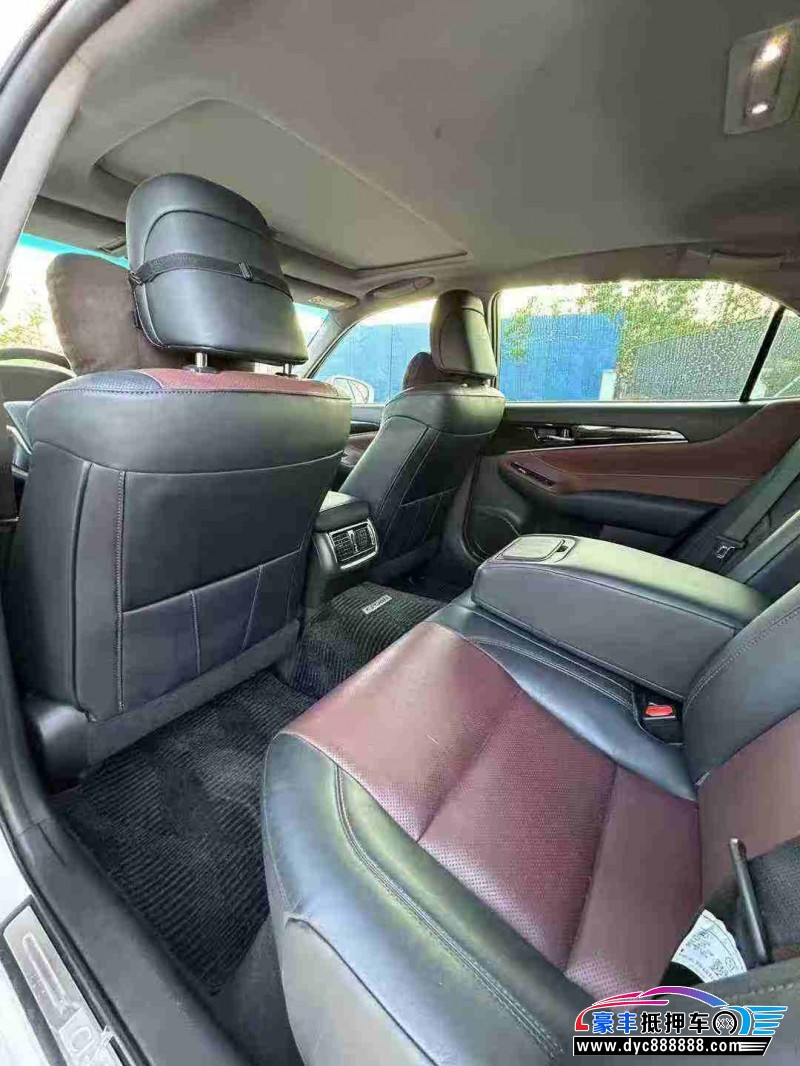 18年丰田皇冠轿车抵押车出售