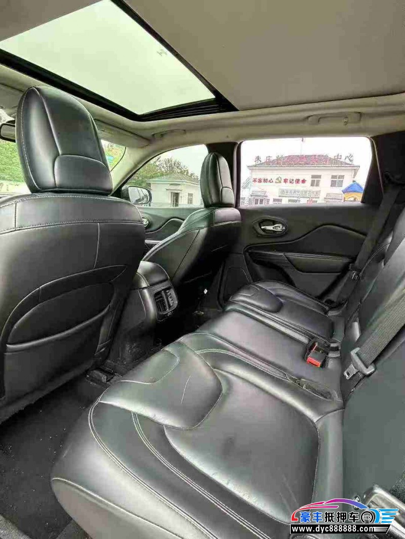 16年Jeep自由光轿车抵押车出售