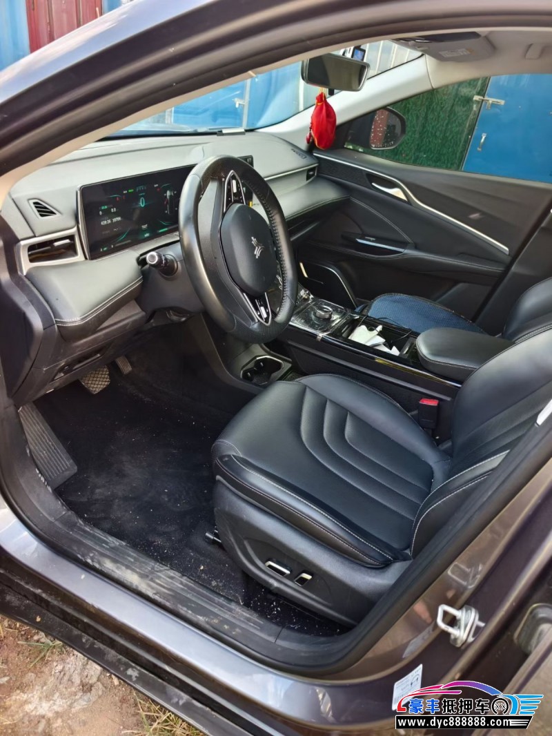 23年哪吒U轿车抵押车出售