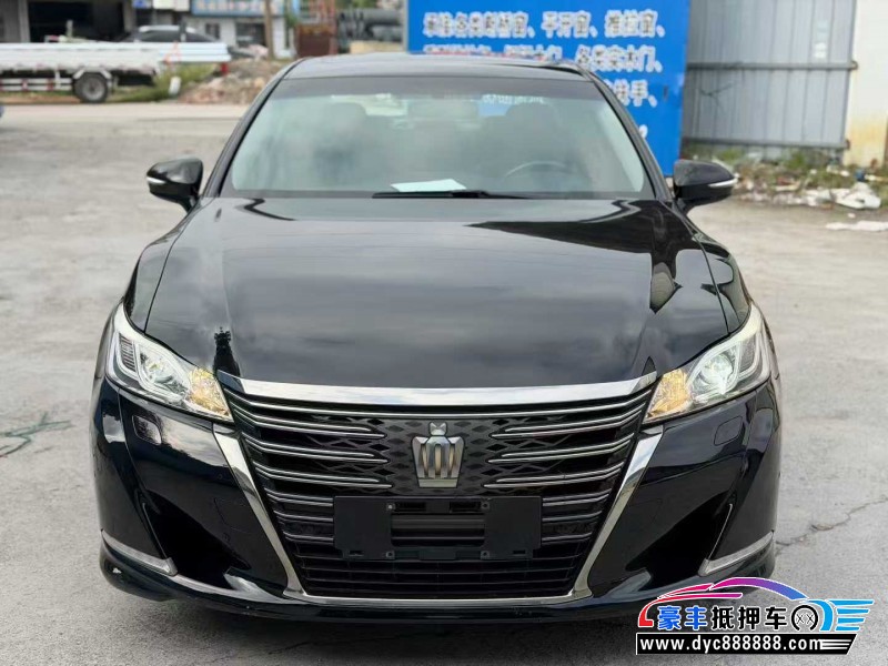 18年丰田皇冠轿车