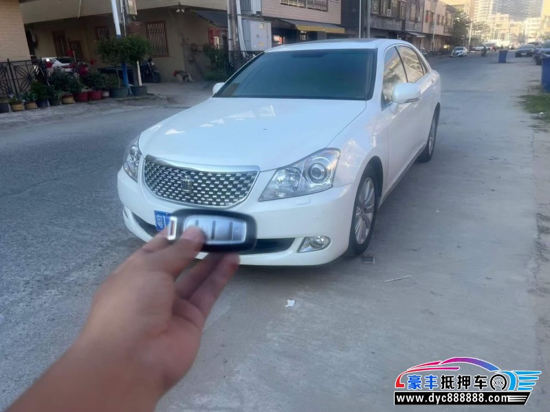 11年丰田皇冠轿车抵押车出售