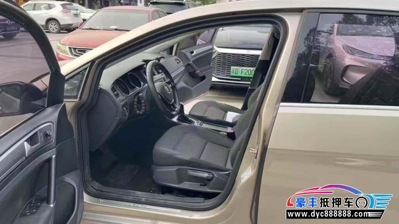 17年大众高尔夫轿车抵押车出售