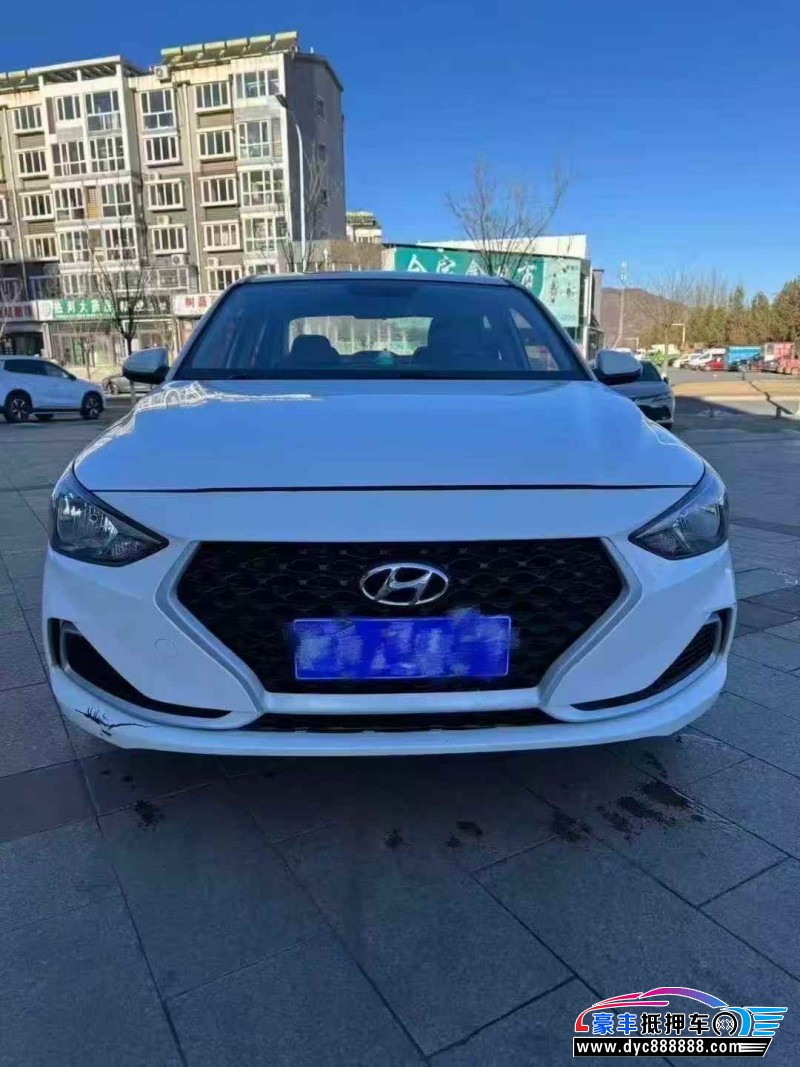 21年现代悦动轿车