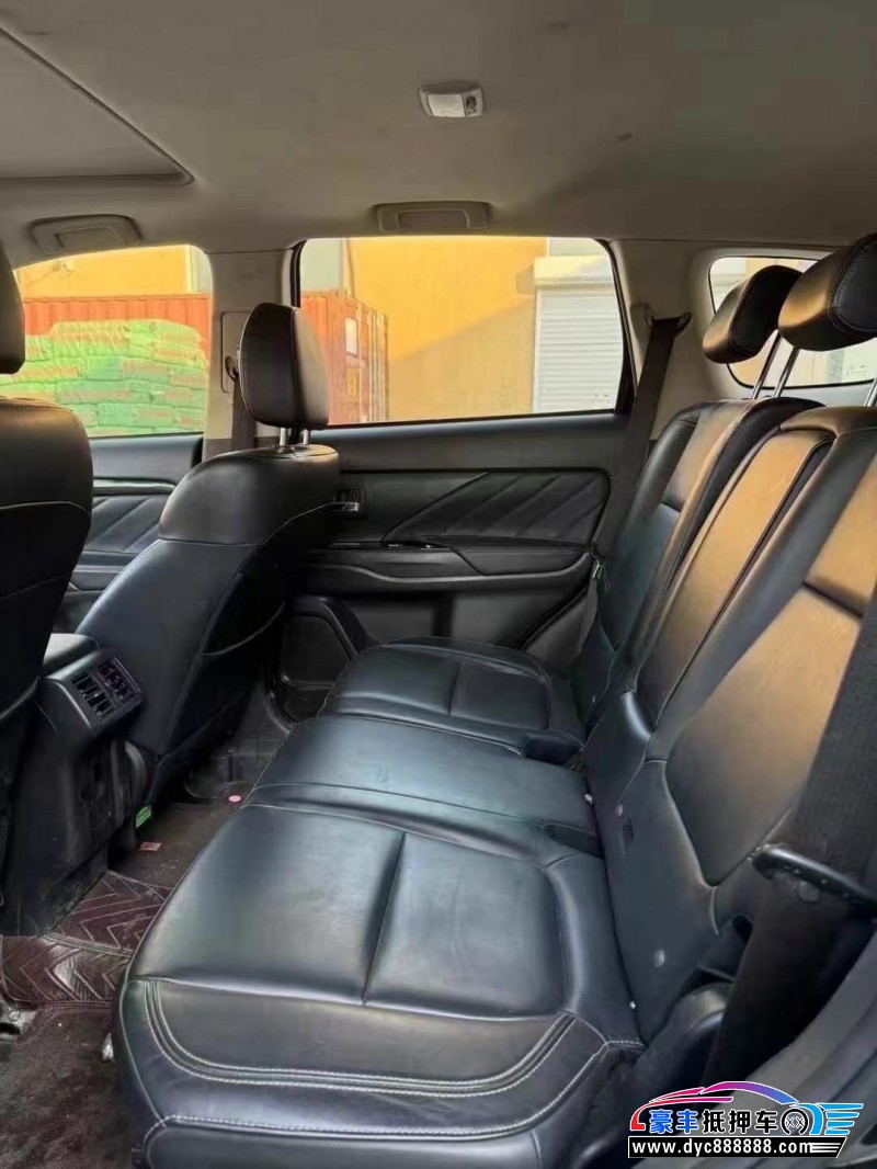 19年三菱欧蓝德轿车抵押车出售