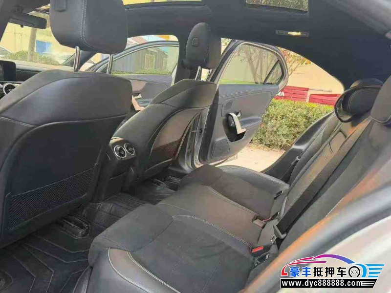 19年奔驰A轿车抵押车出售