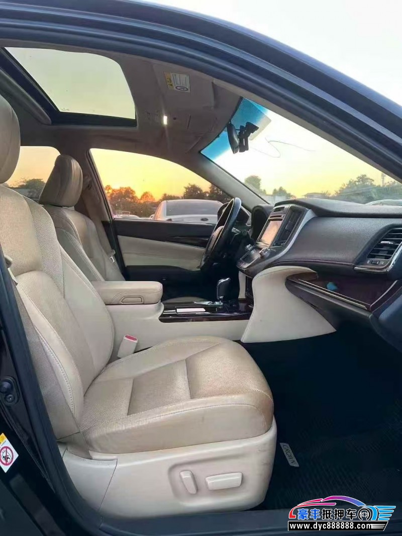 18年丰田皇冠轿车抵押车出售