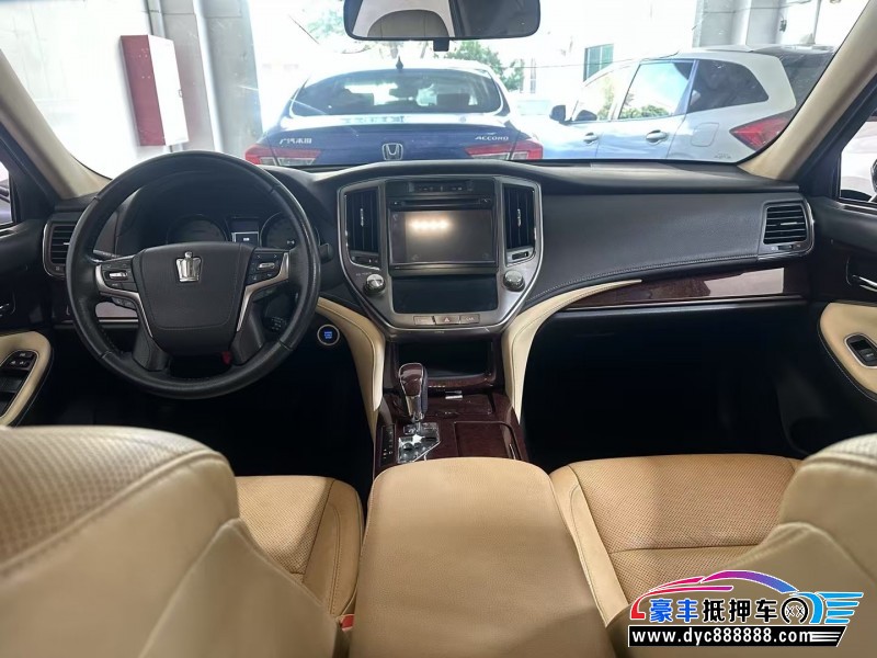 18年丰田皇冠轿车抵押车出售