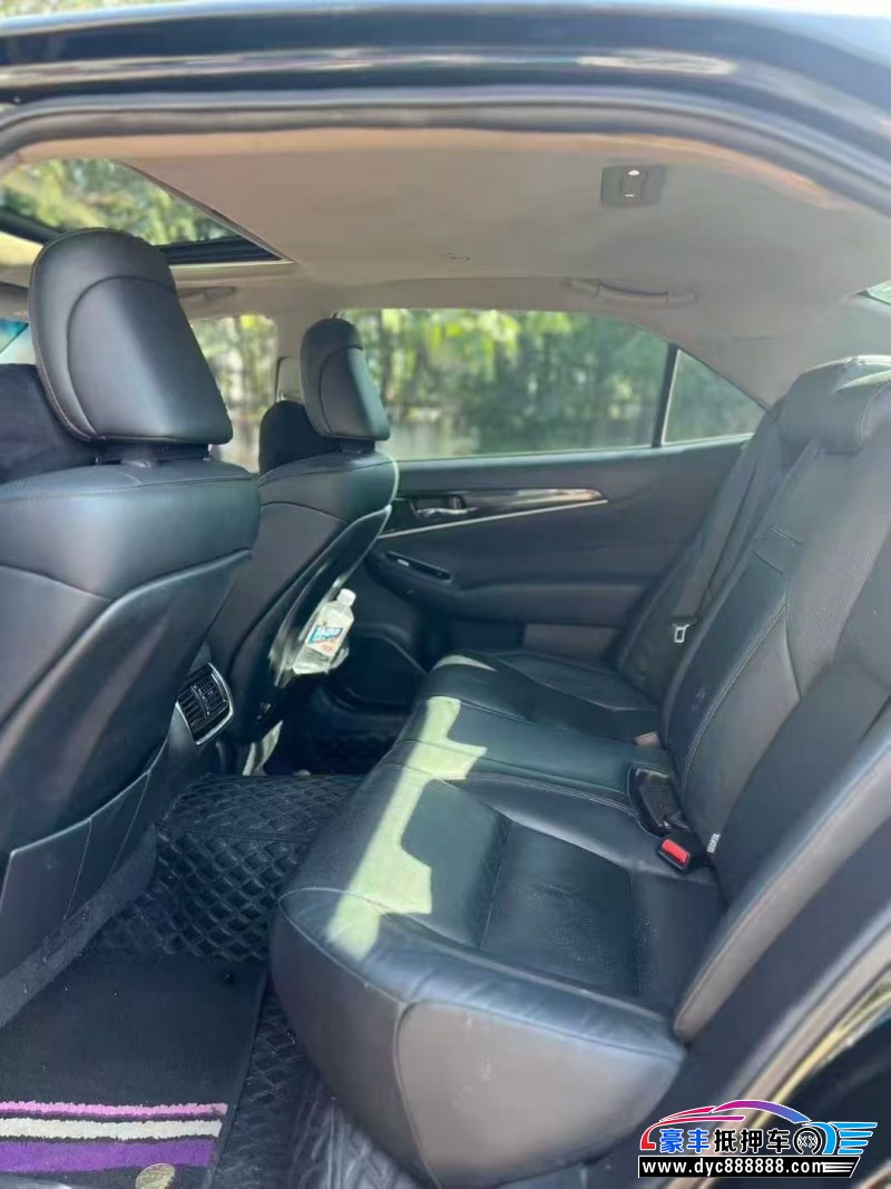 18年丰田皇冠轿车抵押车出售